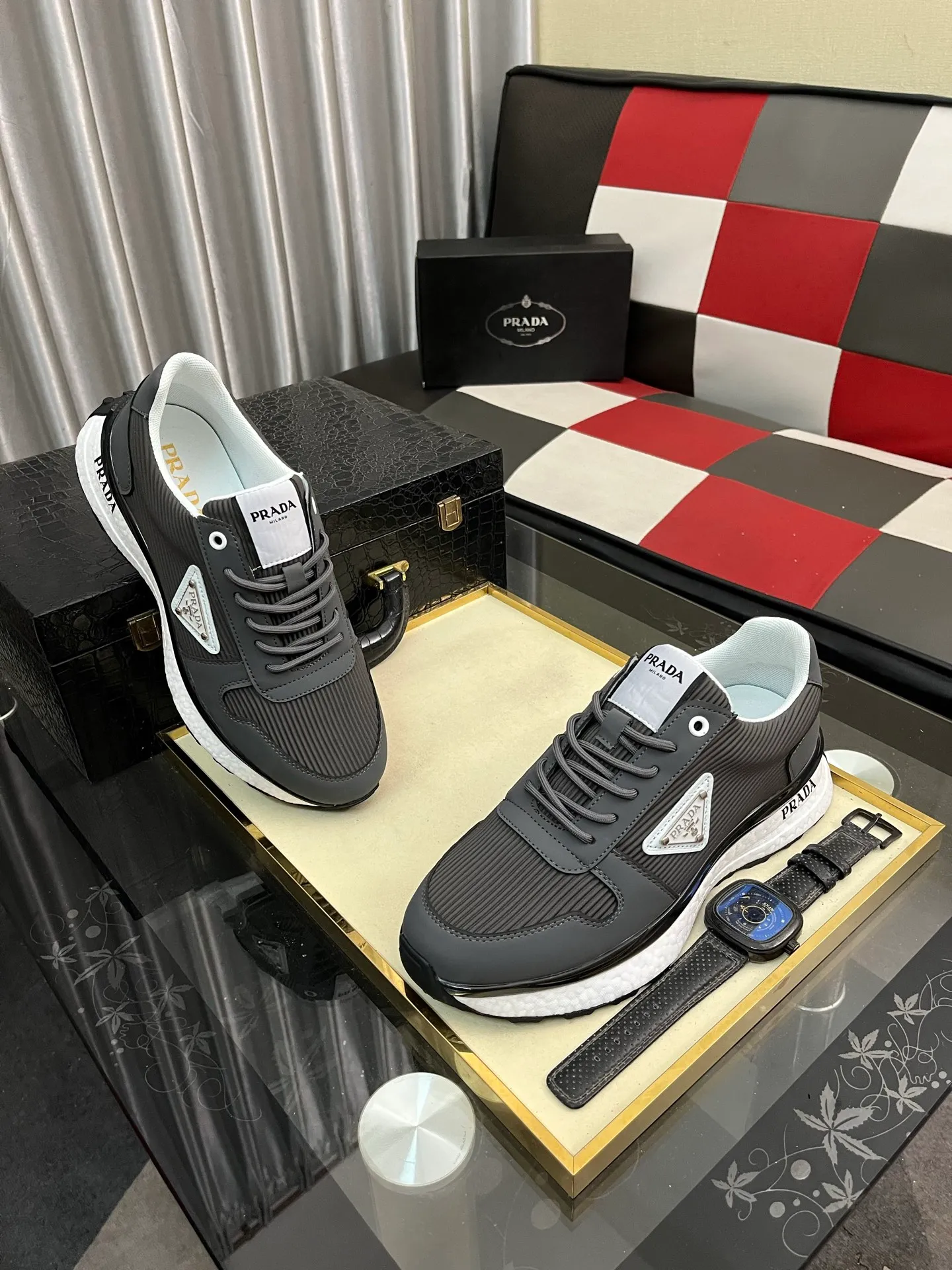 Men's Men's Shoes 💰458⌚️⌚️ Prada/Prada Men's new casual shoes, this sports shoe is made of imported calfskin upper with breathable mesh and breathable mesh lining. The foot pads are made of sheepskin, and the outsole is made of non-slip sports exclusive rubber outsole with logo. It feels good on the feet and is a fashionable item! Size: 38-44 4️⃣colors available